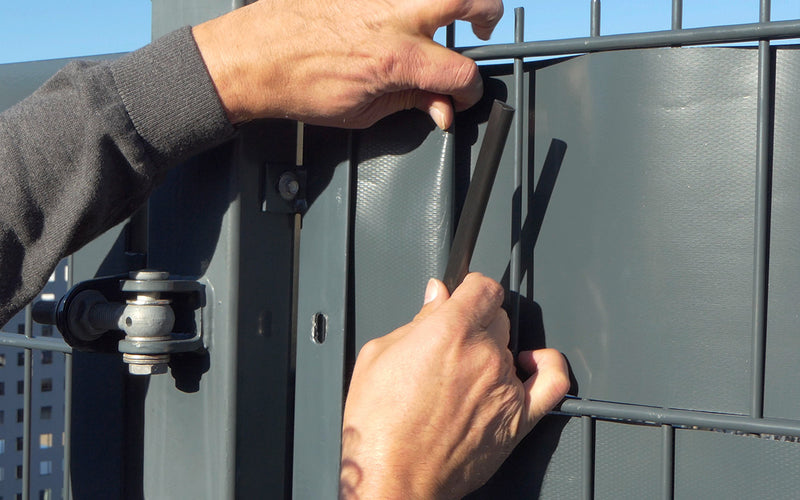 Rail de serrage pour brise-vue